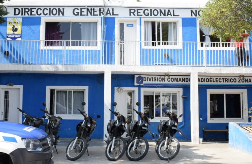 Toque de queda: fueron interceptados por la policía y uno fingió no hablar en español