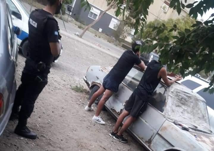 Joven alcoholizado le pegó una piña a un efectivo policial y les dijo al resto 