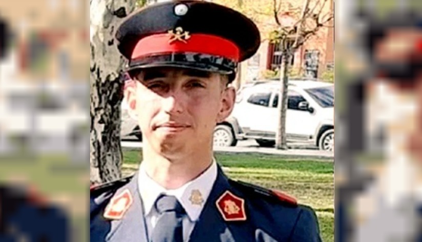 Un bombero salvó a un caniche en medio de un incendio en Trelew