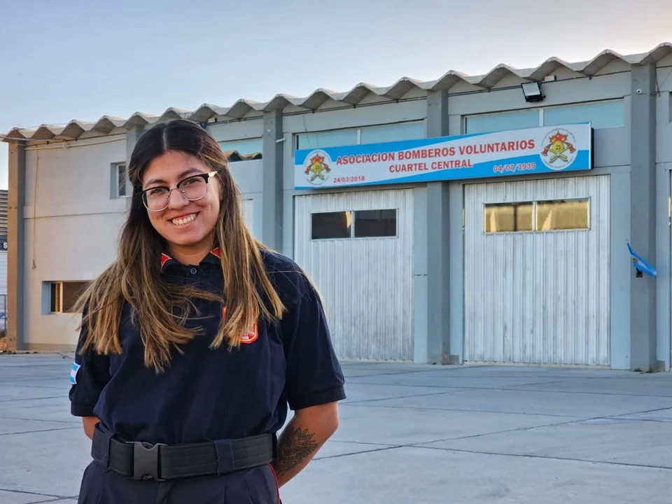 Tiene 23 años, es bombera y quiere ser voluntaria en Casco Blancos para ayudar en emergencias de desastres