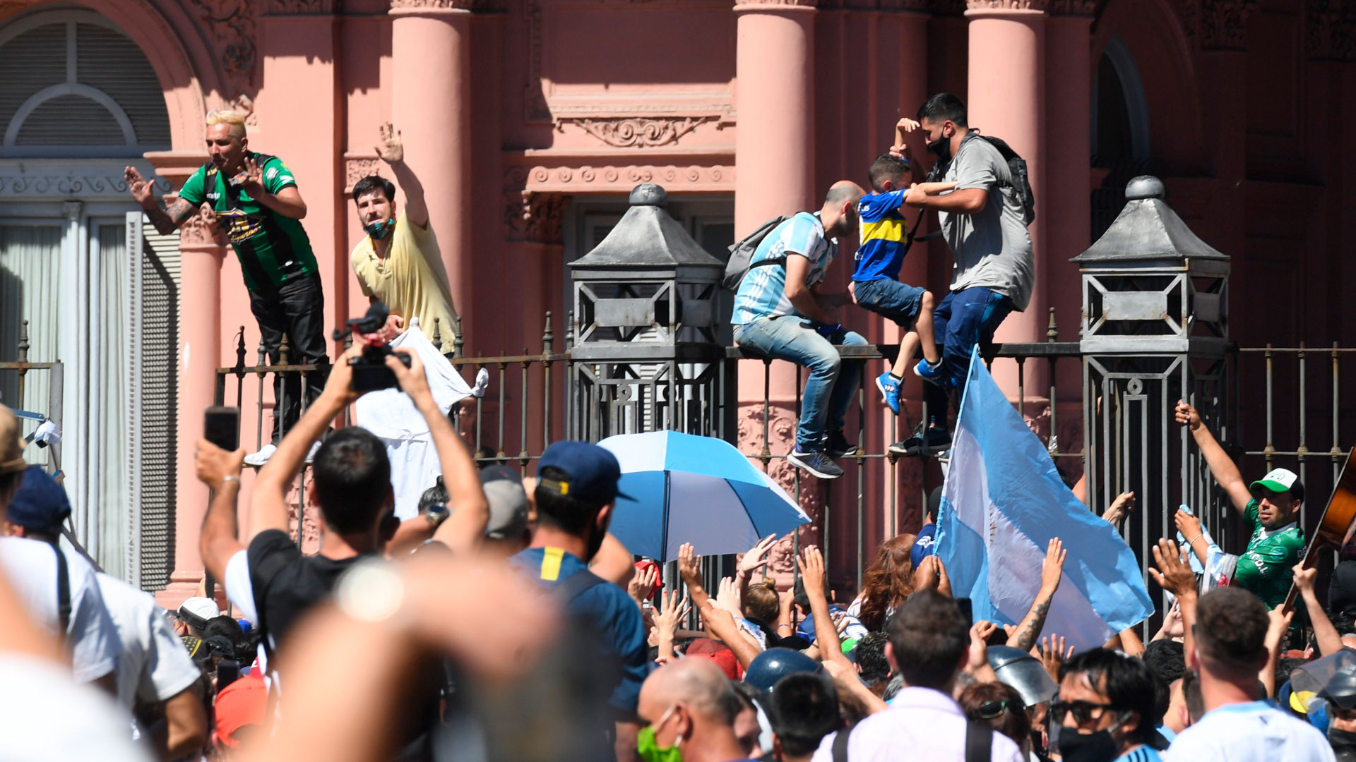 Tras el descontrol en la Casa Rosada, la familia de Maradona dio por terminado el velatorio y trasladarán el cuerpo a Bella Vista