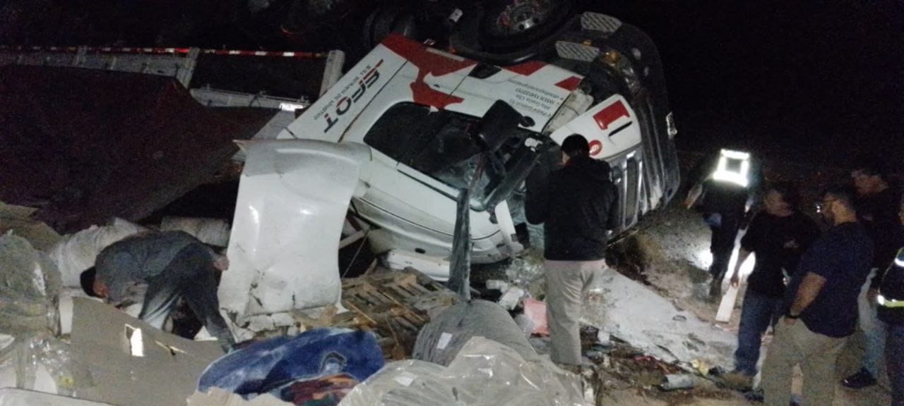 Un camión protagonizó un fuerte vuelco sobre la Ruta Nacional N°3 