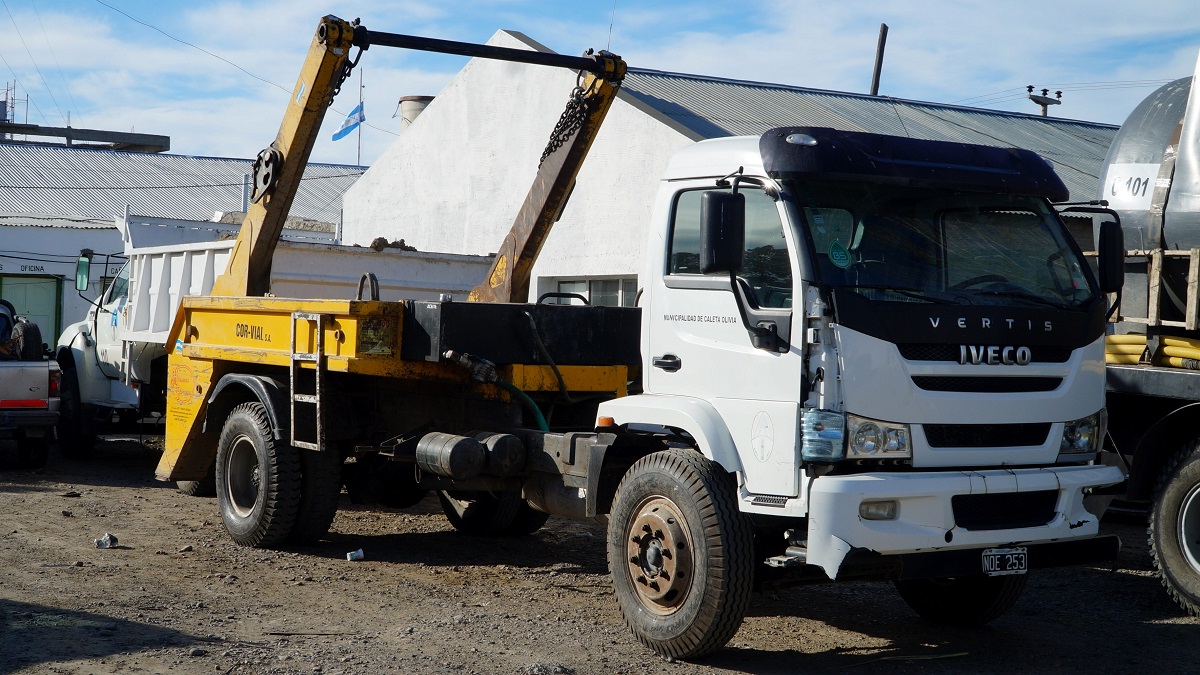Personal municipal recuperó un camión portacontenedor inutilizado por más de 4 años 