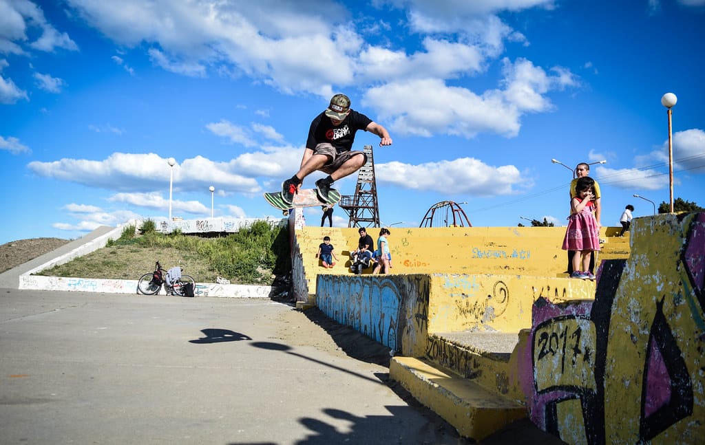 Avanzan los preparativos para la apertura de la escuela de skateboarding en Caleta Olivia
