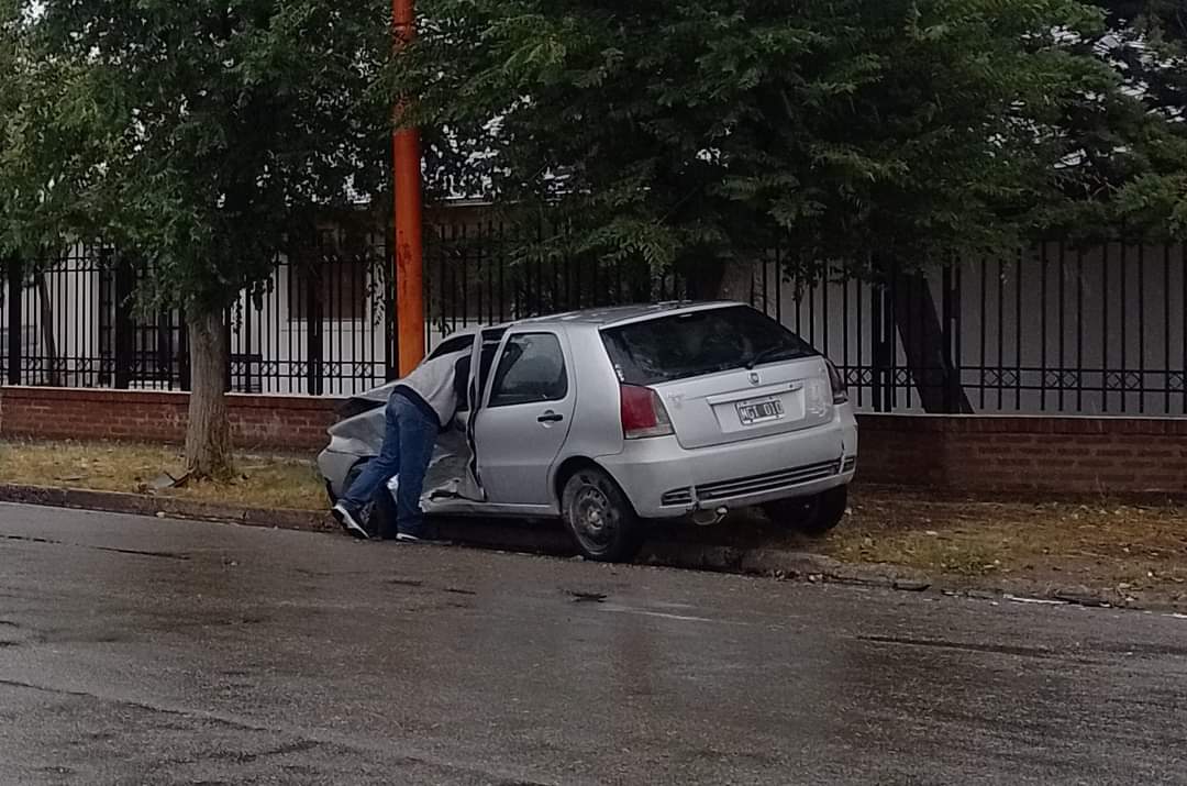 Pico Truncado: una conductora chocó contra un poste de luz