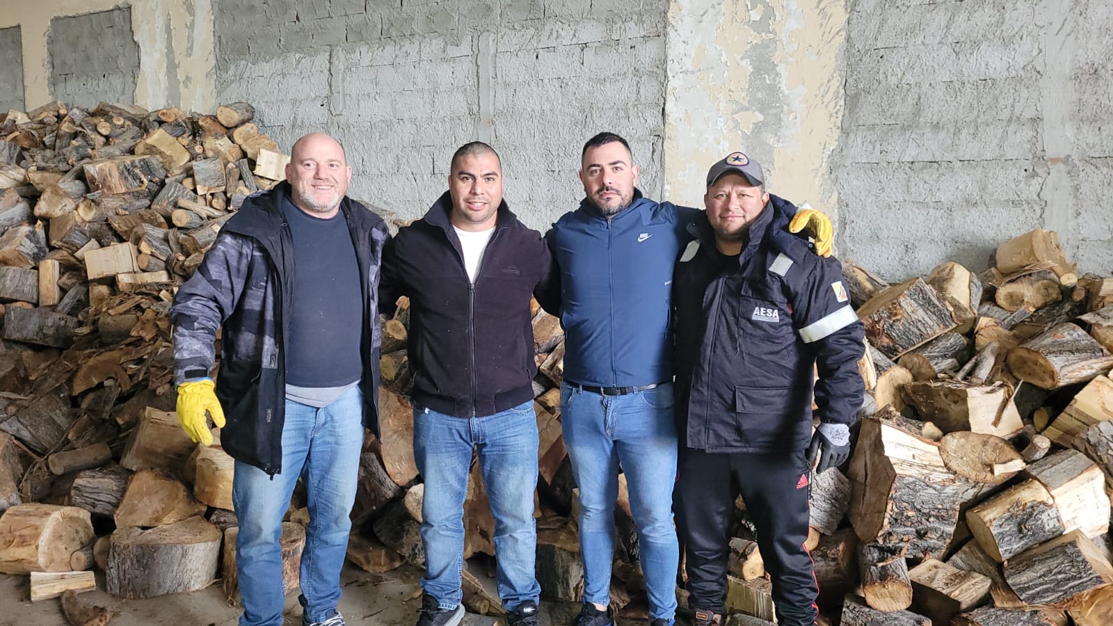 Güenchenen lidera campaña de entrega de leña para residentes de barrios periféricos
