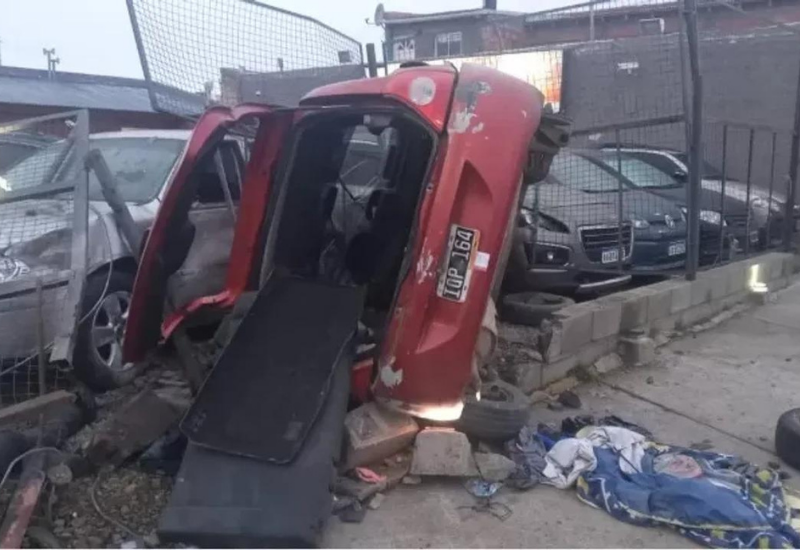 Manejaba borracho, volcó y chocó a varios autos que estaban en venta, el conductor sufrió fractura de cráneo y perdida de masa encefálica