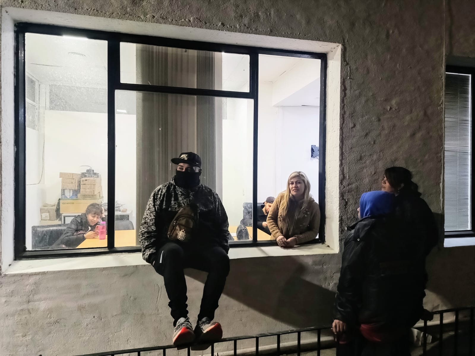 Trabajadores de la ex cooperativa Patagonia Olivia reclaman pago mensual y se lo prometieron para hoy