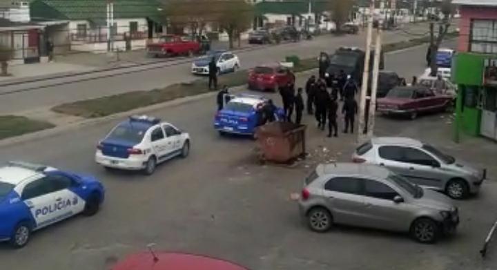 Seis riogalleguenses ebrios chocaron un móvil policial, lesionaron un efectivo y terminaron detenidos