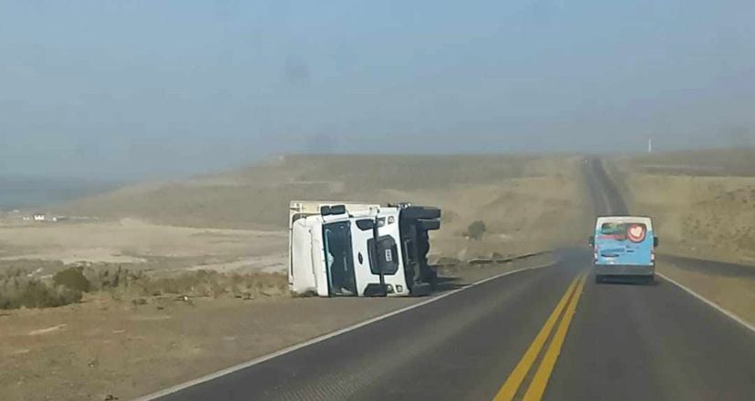 Iba camino a Comodoro Rivadavia y perdió el control del camión por las fuertes ráfagas 