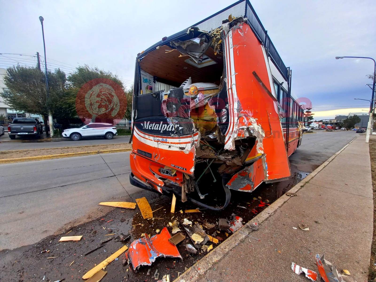 Un colectivo fue embestido por el acoplado de un camión aguatero