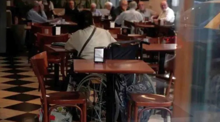 Un hombre abandonó a su mamá en silla de ruedas en un bar 