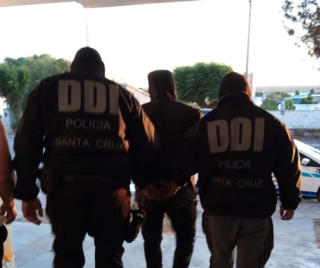 Lo demoraron por un pedido de captura, su novia se puso violenta e intentó evitar que se lo lleven