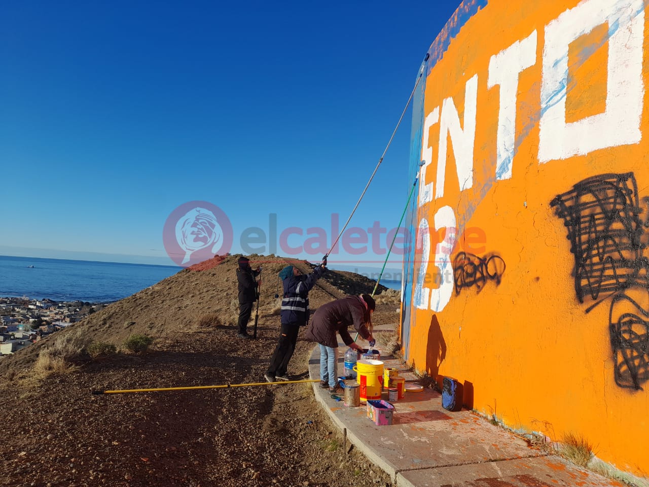 Artistas restauran el mural vandalizado en el 