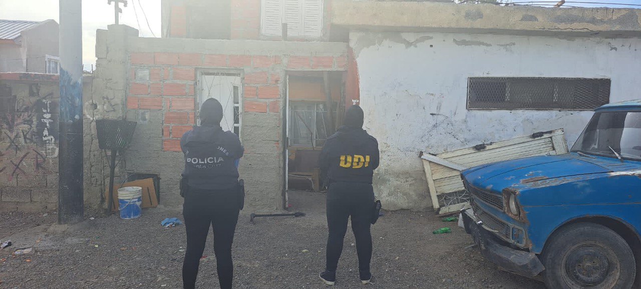 Encuentran armas de fuego y marihuana en un allanamiento
