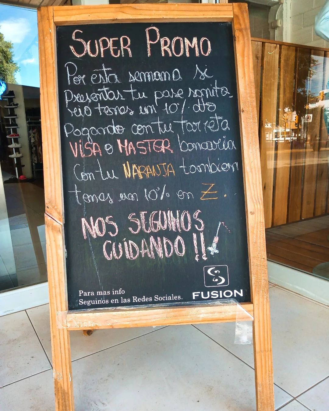 Una tienda de ropa ofrece promociones si presentan el pase sanitario