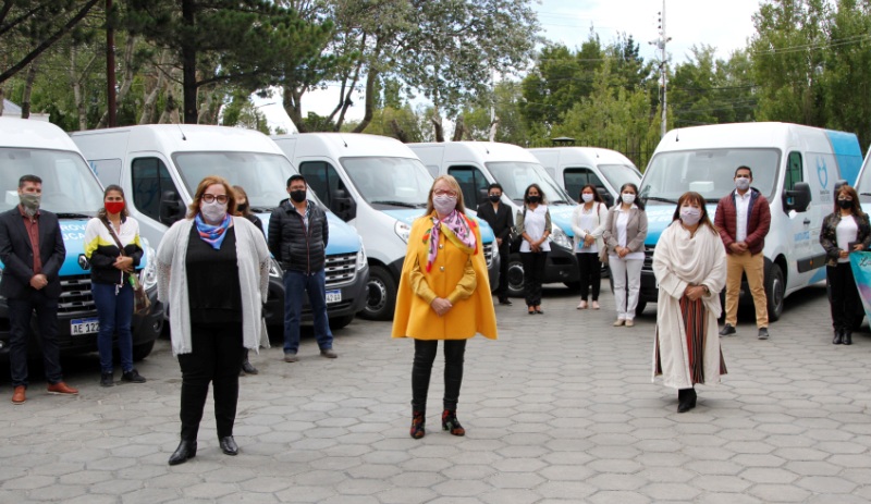 Las escuelas especiales 2 y 13 de Caleta recibieron nuevos medios de transporte para estudiantes