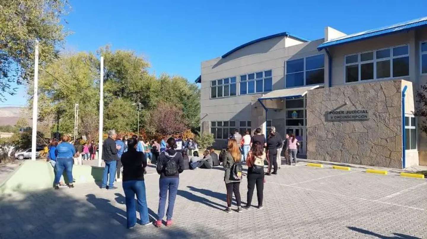 Neuquén: una nena de 5 años fue a comprar chupetines y un policía la secuestró, golpeó y violó