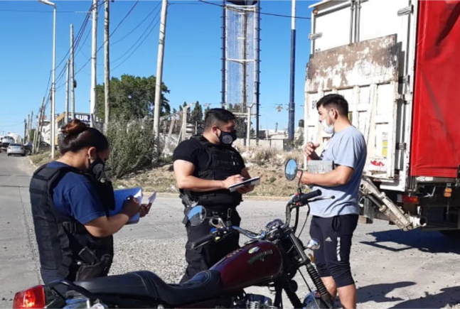 Por esquivar a un camión, una joven derrapó y volcó en su motocicleta