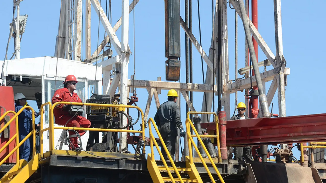 Petroleros acordaron la suba de viandas y van por un acuerdo de productividad