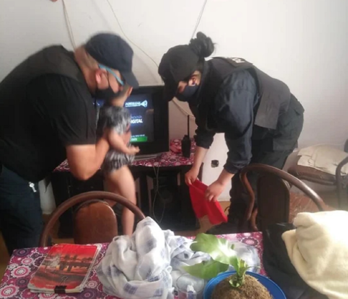 Tremendo: hallan a dos niños pequeños y un bebé solitos en un departamento con pérdida de gas