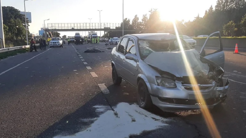 Escapaban de contramano con una moto robada por Acceso Oeste y chocaron: uno murió y el otro está grave