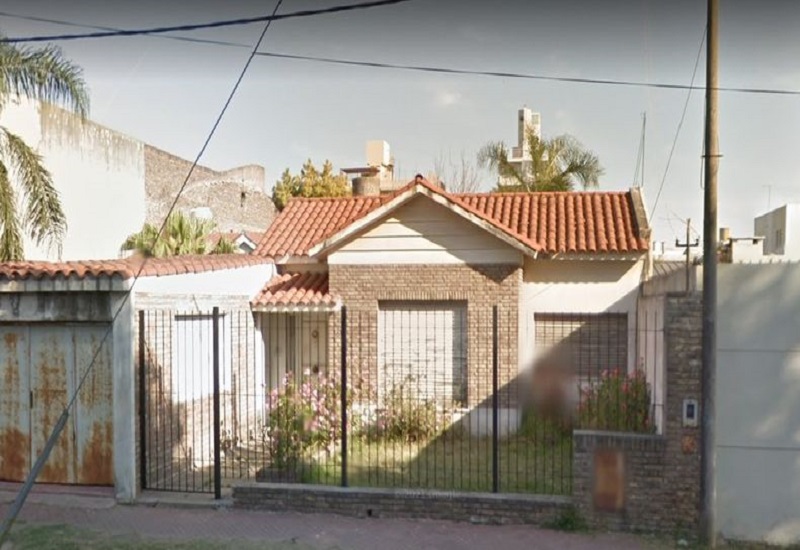 Macabro hallazgo en Rosario: encontraron a dos gemelas muertas en una casa llena de basura