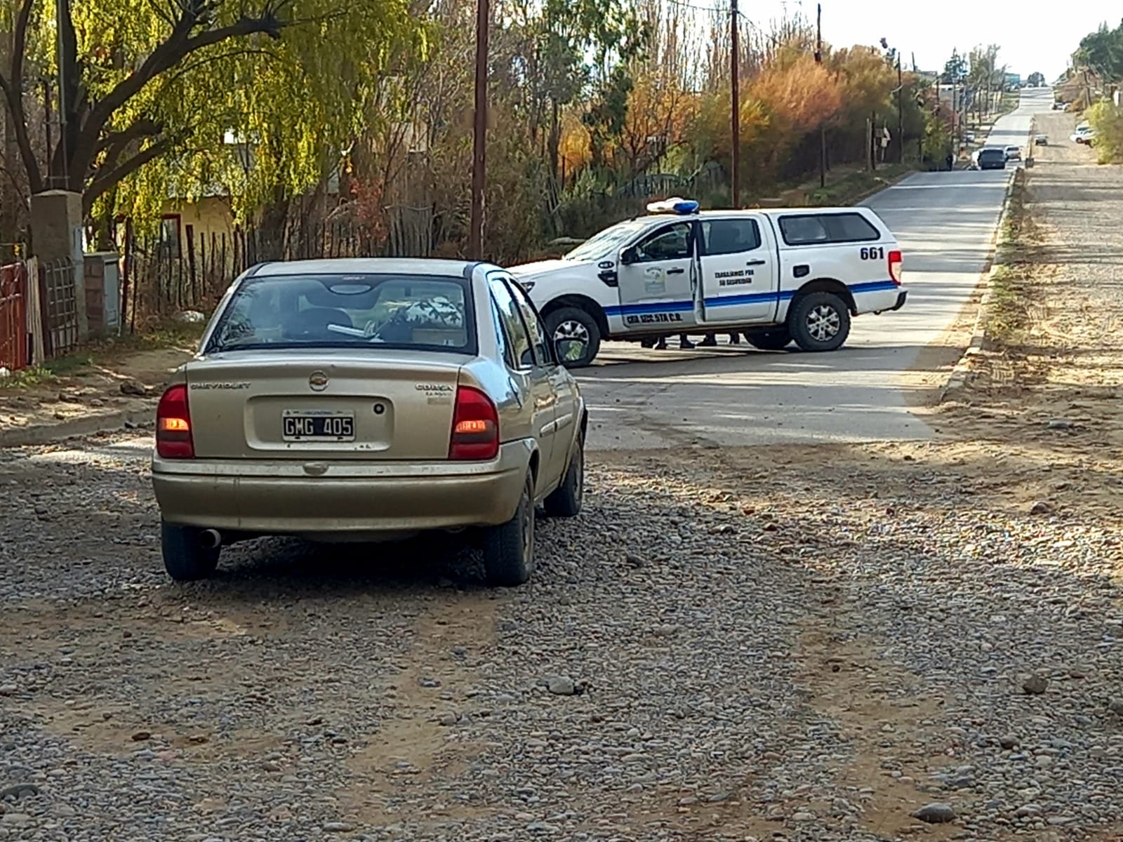 Vivir al límite: Un joven se cayó de un auto en movimiento 
