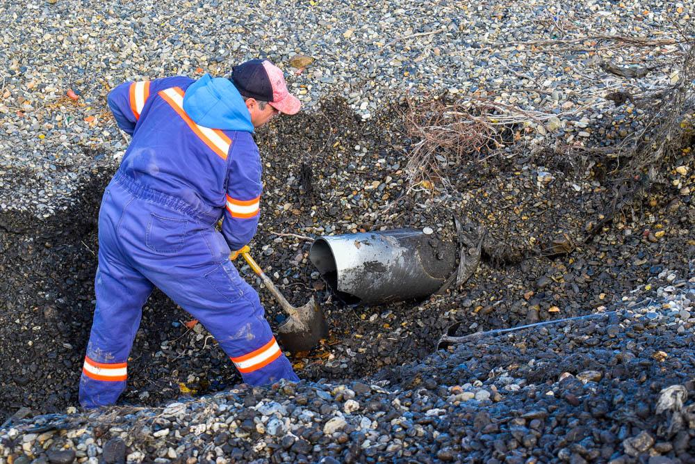 Colocan tres caños para mejorar pluvial de calle Soldado Ortega