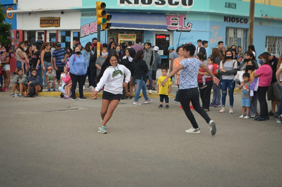 Convirtieron una avenida principal en peatonal y convocaron a artistas y artesanos