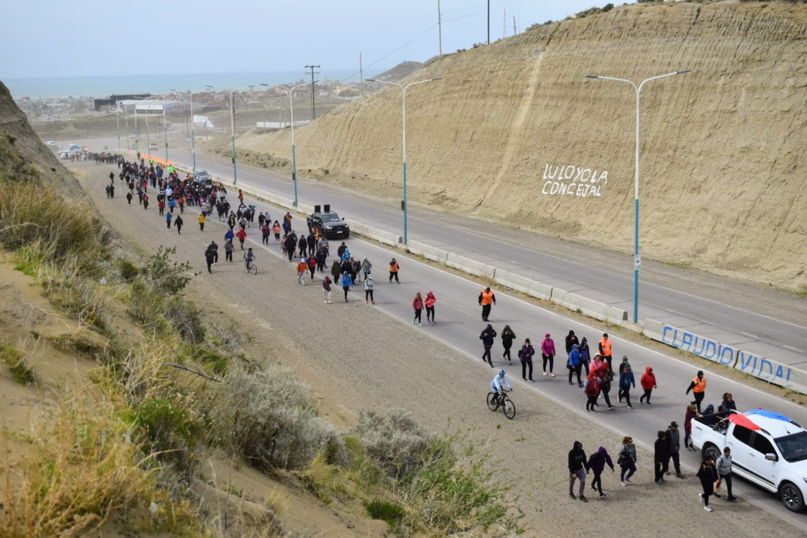 El viento no impidió que los caletenses fieles acompañen la 29° Peregrinación de la Señora del Rosario 