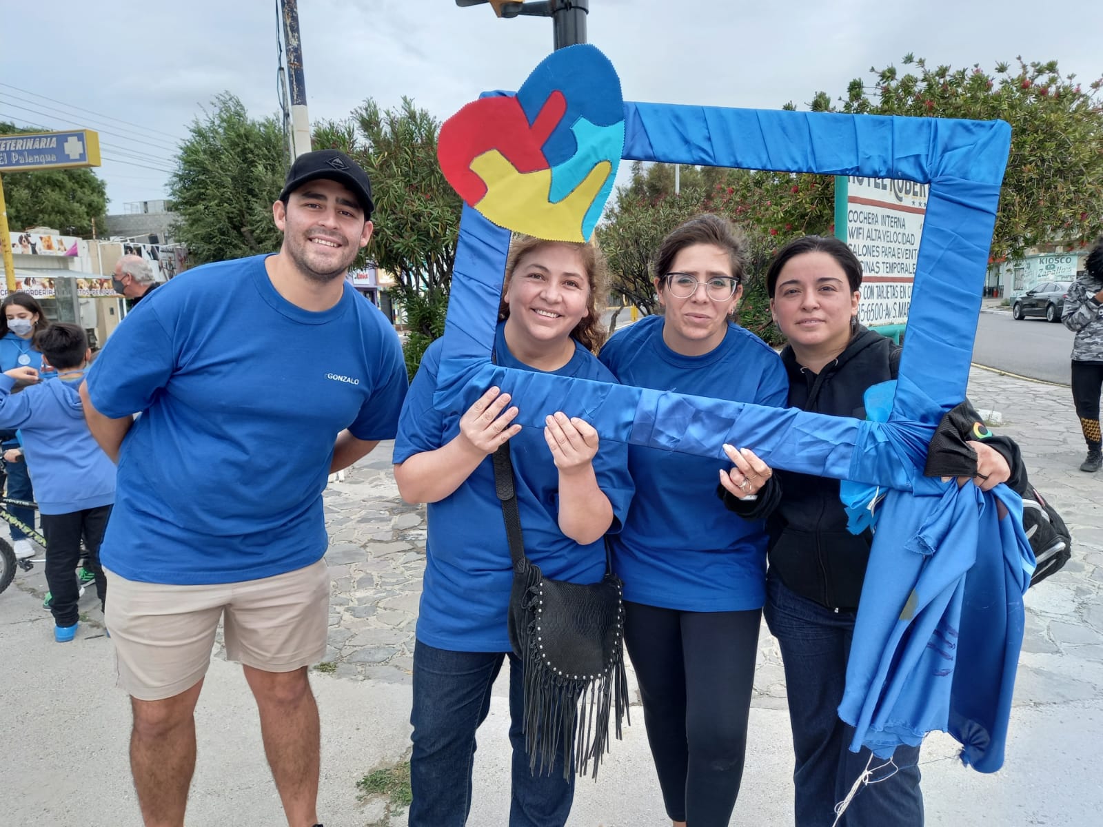  2 de Abril: Padres del grupo TEA Caleta Olivia organizaron una caminata saludable