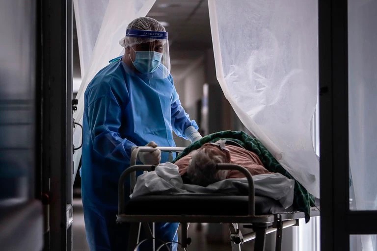 Coronavirus en Argentina: en las últimas 3 semanas, se duplicó el promedio de nuevas muertes diarias