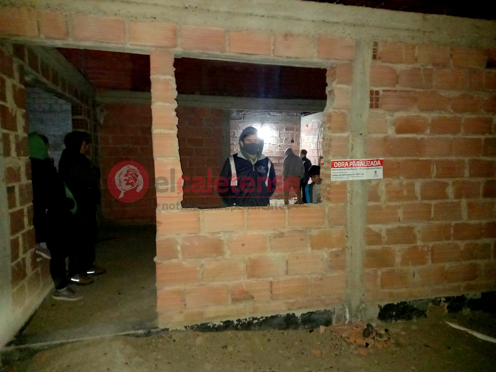 Habría comprado de buena fe un terreno caducado y le pararon la obra en construcción