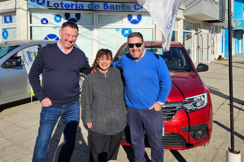 Lotería de Santa Cruz entregó el primer auto 0km a la ganadora del Telebingo