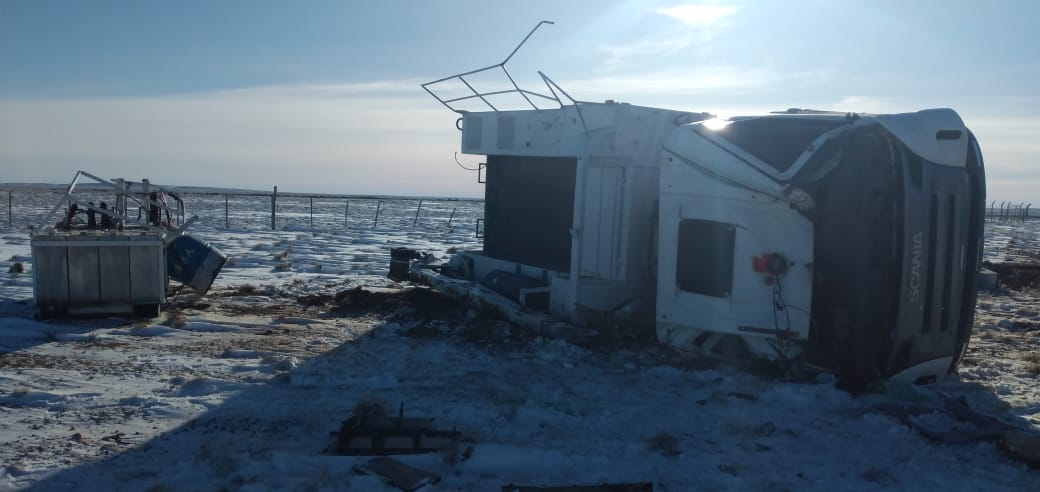 Volcó un camión entre Jaramillo y Tres Cerros 