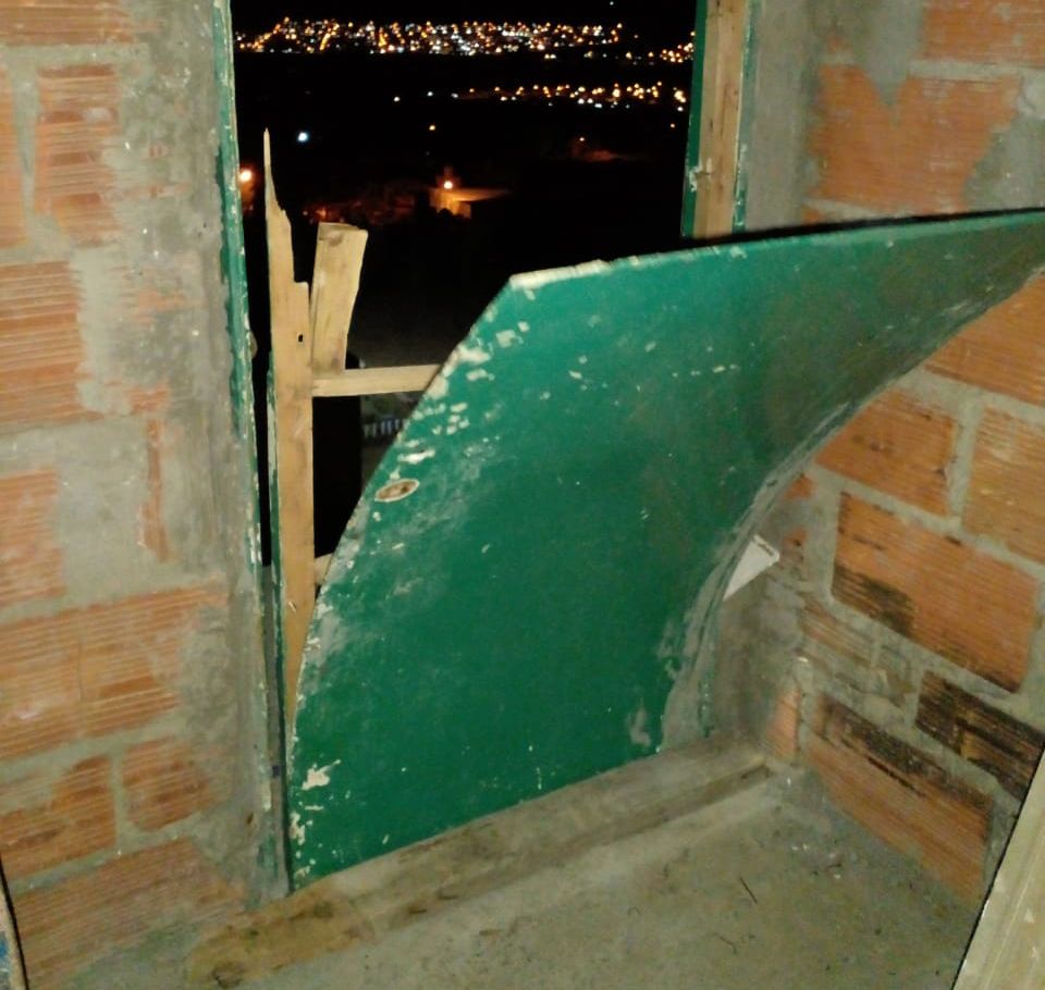 Una familia pide ayuda: el viento les voló la puerta de la casa y temen por su seguridad