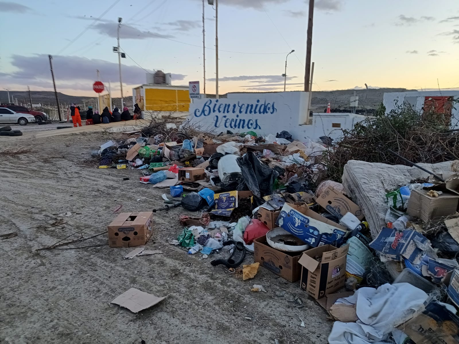 Vecinos caletenses arrojaron residuos de todo tipo en el ingreso del basural debido al bloqueo 