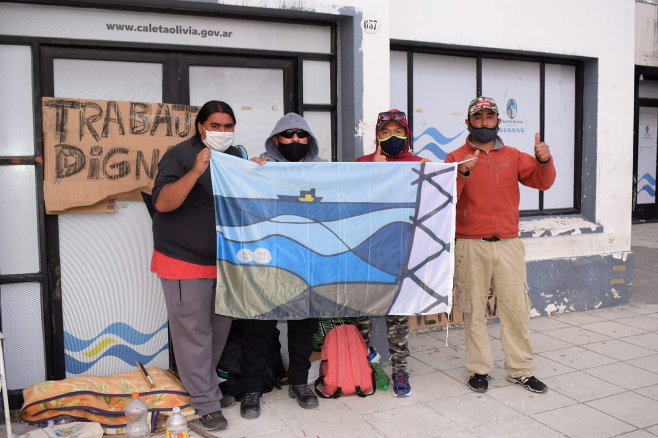 Trabajadores de planes sociales que exigían contrato municipal, levantaron el reclamo que mantenían en las puertas del municipio 