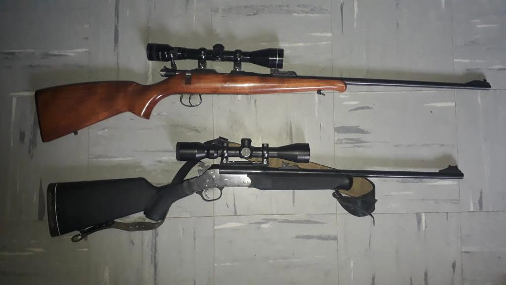 La policía detuvo a siete hombres con armas de fuego y carne faenada