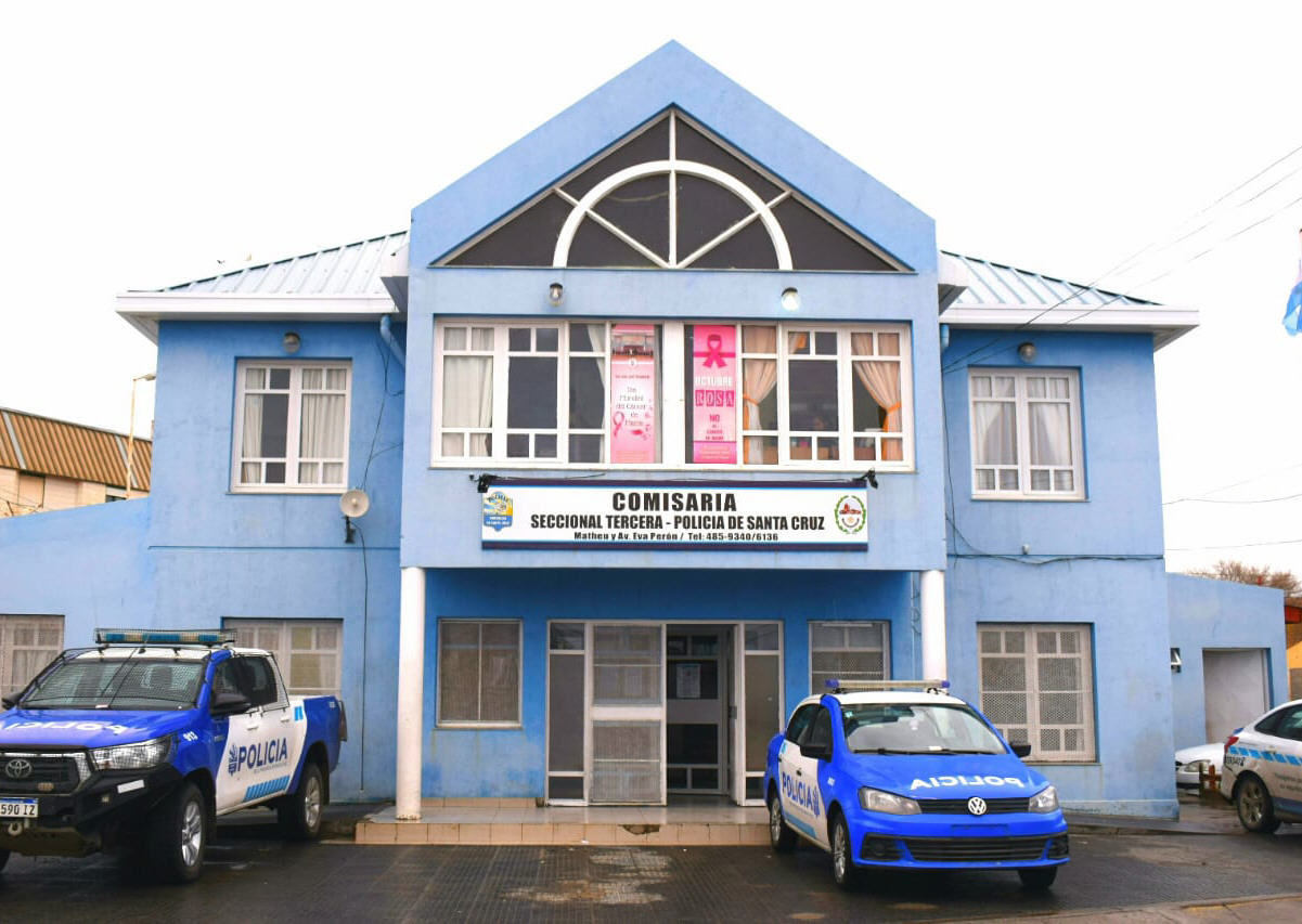 Cuatro jóvenes continúan detenidos por robar 6.610 pesos, cervezas y maquillajes