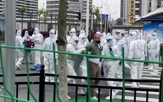 Confinamiento en Shangai: una mujer de 95 años se enfrentó a seis hombres que querían encerrarla