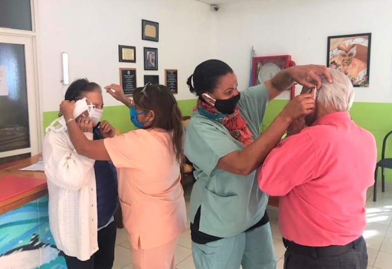 El Club Estudiantes entrego barbijos al hogar de ancianos “Nuevo Amanecer”