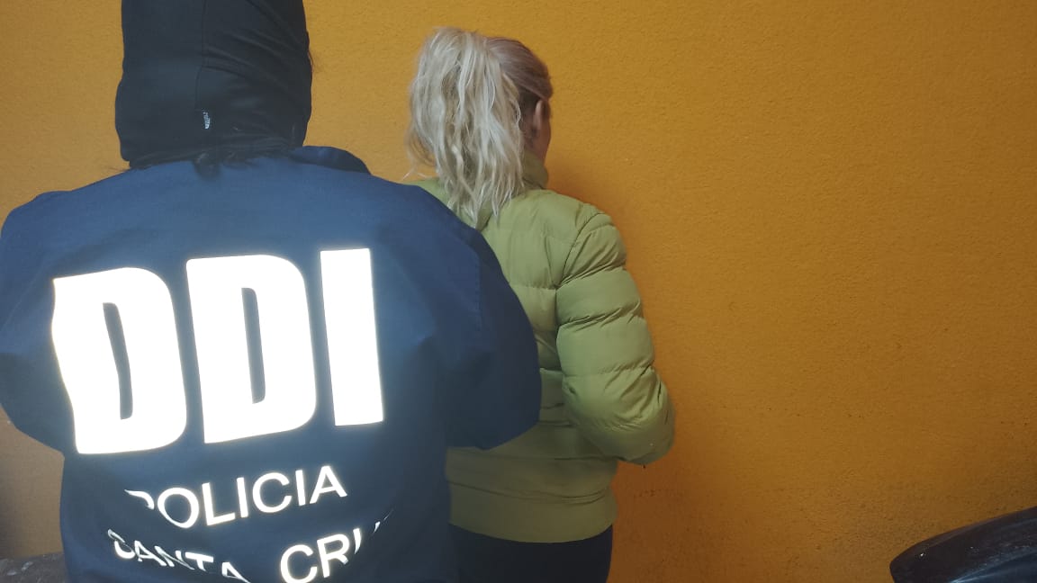 Tenía pedido de captura en Pico Truncado y la detuvieron paseando por la costanera de Caleta Olivia 