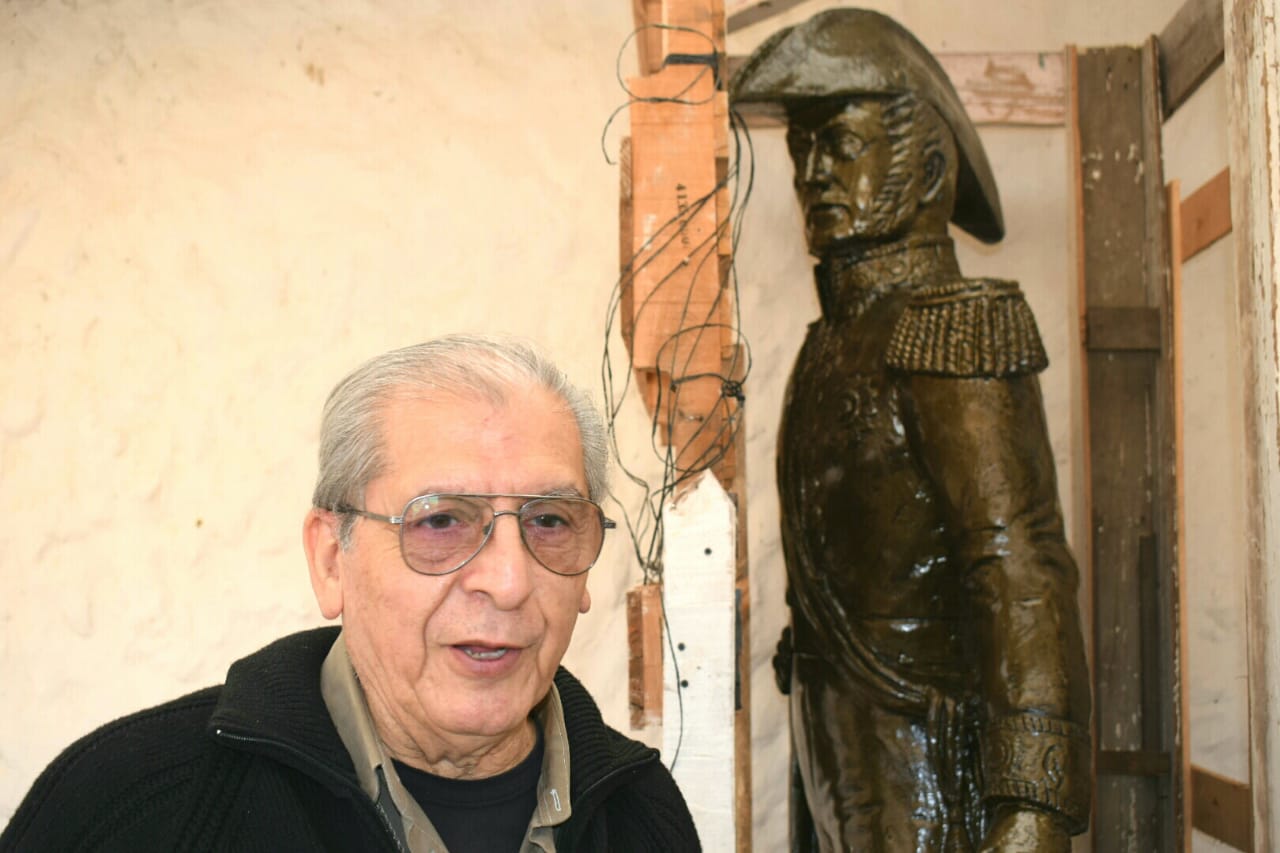 El presidente la Asociación Cultural Sanmartiniana de Caleta Olivia, dijo que, si no tiene una audiencia con el Intendente Cotillo, venderá la escultura de San Martin