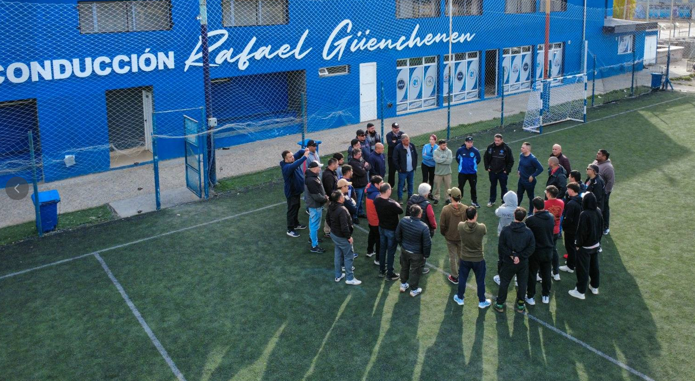 La Escuela Municipal de Pádel recibió nueva indumentaria para fortalecer su participación deportiva