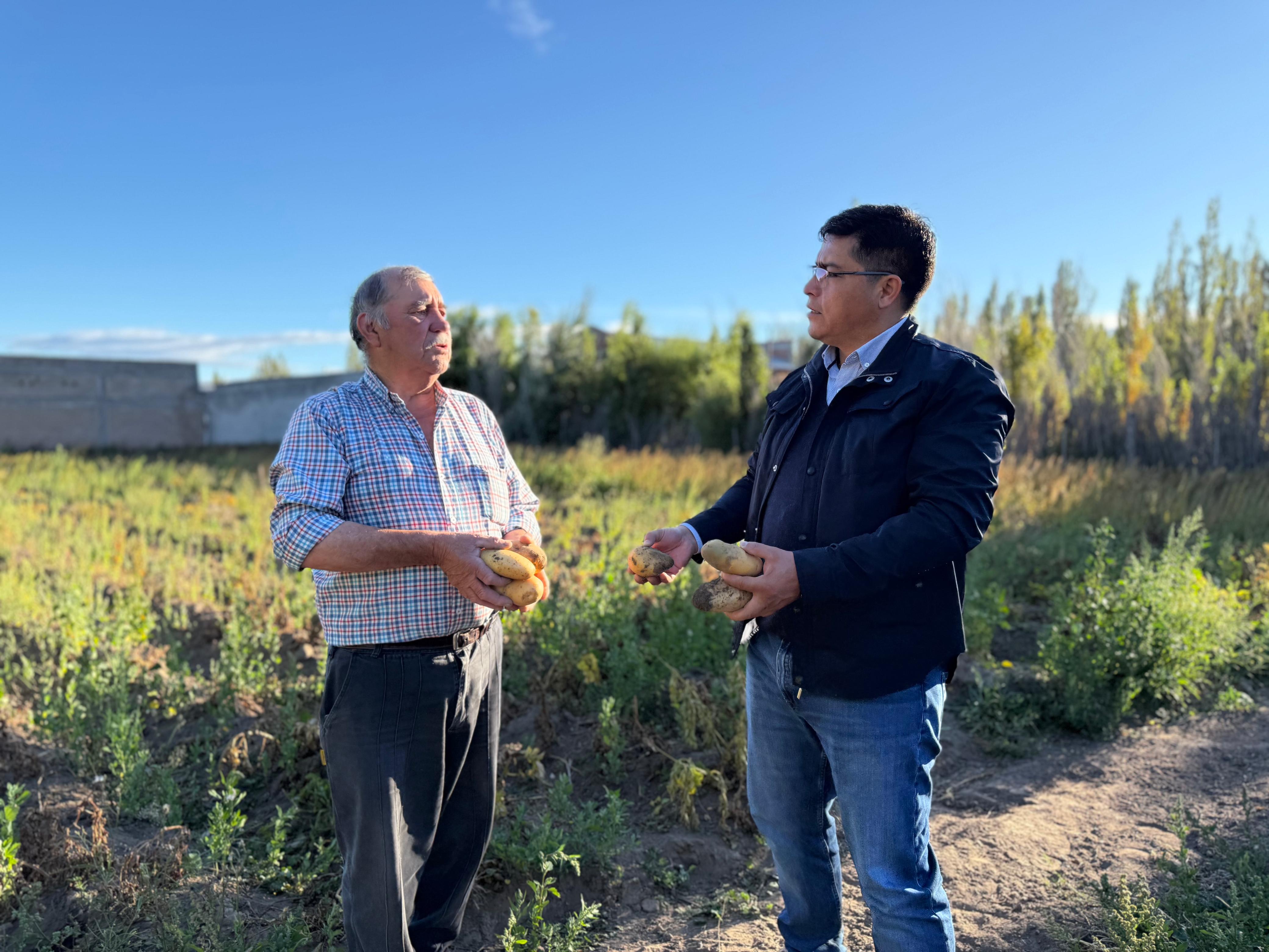 El gobernador Claudio Vidal recorre Perito Moreno y mantiene encuentros con vecinos y productores
