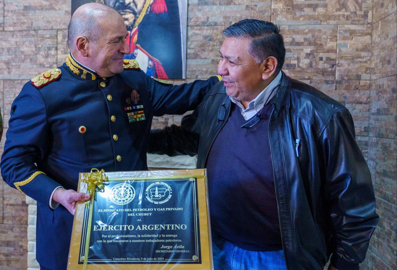 Petroleros honraron la solidaridad del Ejército Argentino con una importante contribución económica