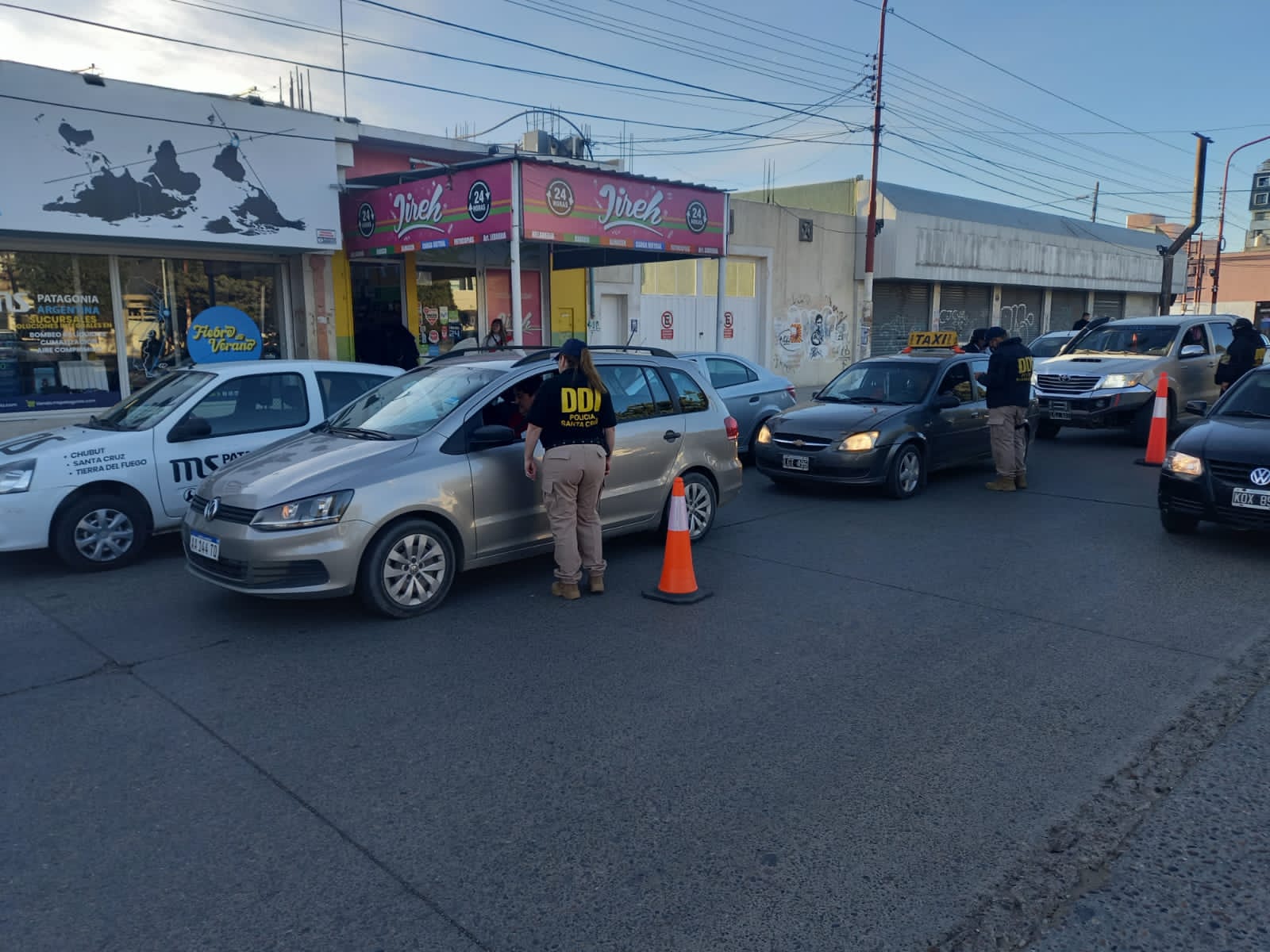 Acusó a una niña de robar un celular y la amenazó por audios de WhatsApp