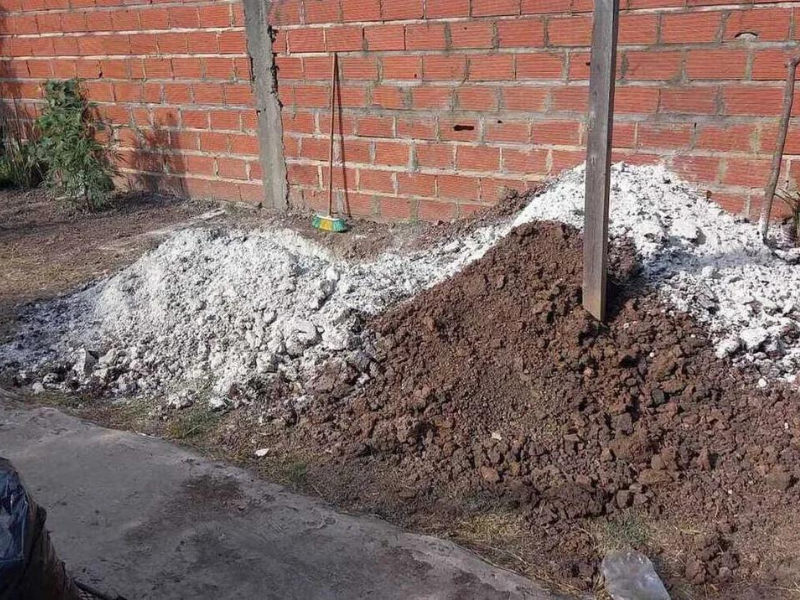 Una mujer mató a su marido y lo enterró envuelto con tela en el patio de su casa